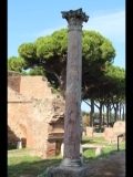 01604 ostia - regio ii - via delle corporazioni - saeule vor dem teatro (ii,vii,2).jpg